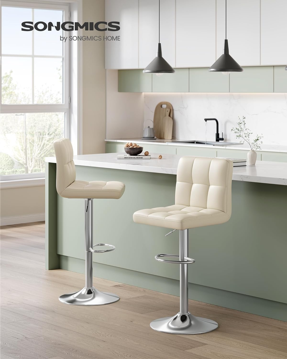 2 Taburetes beige altos de cocina con respaldo y Reposapiés, Regulables en Altura en Piel Sintética, Giratorio 360°, Acero Cromado. Vista en ambiente de cocina.  SONGMICS 