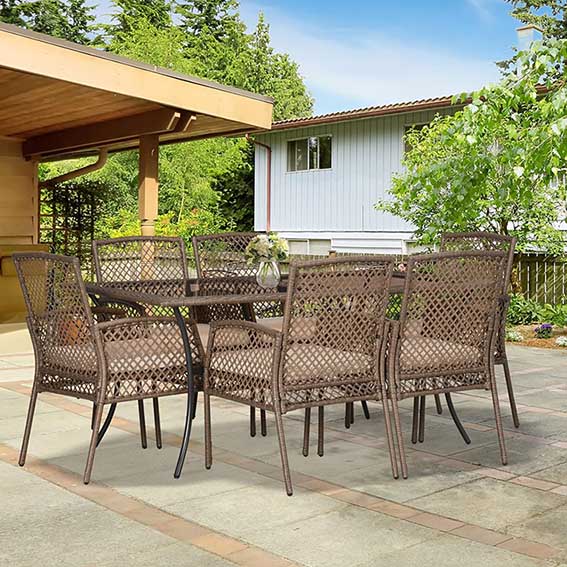 Bonita terraza con el Conjunto de Muebles de Jardín de Ratán de 7 Piezas de Comedor para Exterior con 6 Sillas + Cojines y Mesa de Vidrio Templado Marrón. Outsunny