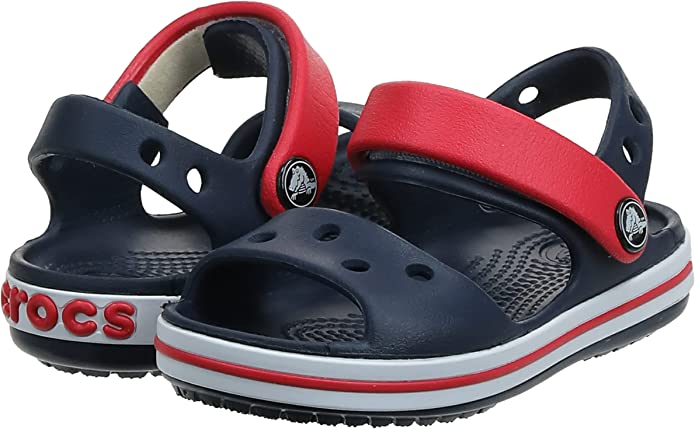 Vista del par de Sandalias infantiles Crocs Unisex azul marino y rojo 19/20 EU. Crocband