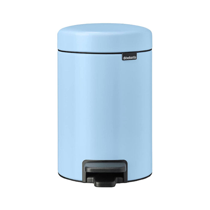 Papelera azul claro en posición frontal Brabantia
