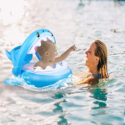 Vista de bebé con su mamá en una piscina con el Flotador para Bebé de 6-36 Meses con Sombrilla Ajustable para Piscina con diseño de tiburón de Flyboo