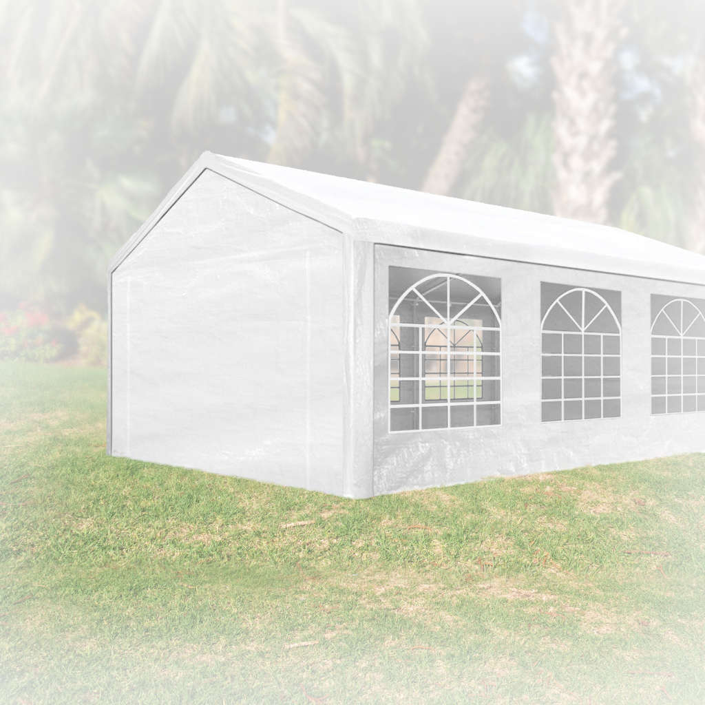Carpa grande para celebraciones en jardín con césped y palmeras