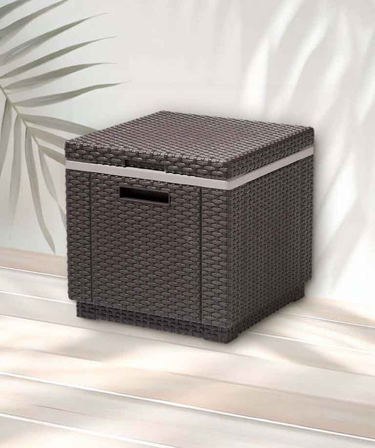 Mesa nevera arcón Ice Cube de Keter sobre fondo de terraza Maxjardín