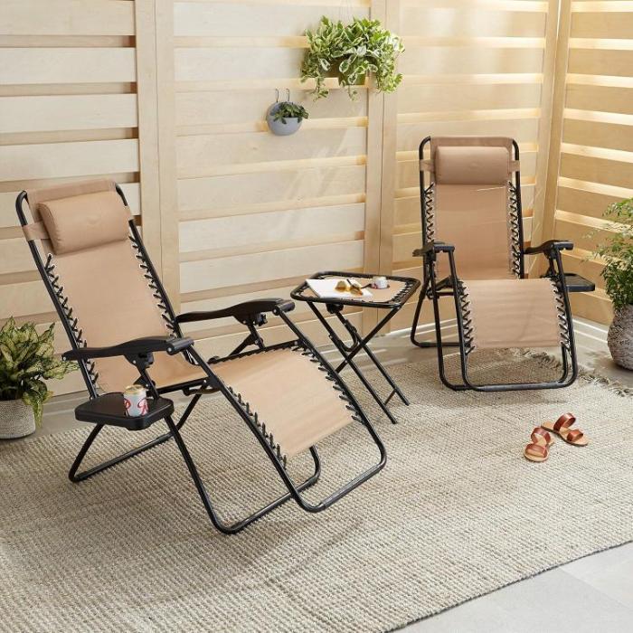 Vista en terraza del Pack de 2 sillas plegables gravedad cero de Amazon Basics con reposavasos y mesita auxiliar también con posavasos