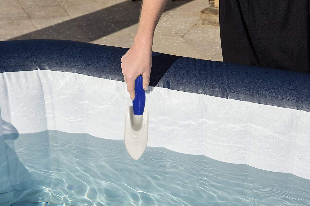Limpiando con el cepillo del Kit de Limpieza una bañera de hidromasaje. KAHEIG