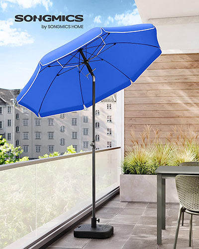 Vista de bonito balcón con la Sombrilla de playa con Base, color Azul SONGMICS