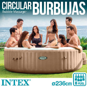 Capacidad y diámetro del spa hinchable Intex beige para 8 Personas en jardín con 8 amigos