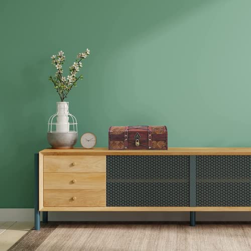 Ambiente de salón moderno con el decorativo Cofre del tesoro pirata de estilo vintage, joyero de madera Jimmy 35x23x14cm - Hecha a mano con diseño retro, con candado. Brynnberg