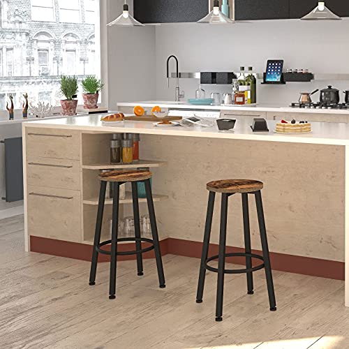 Vista general an ambiente de cocina moderna del Juego de 2 Taburetes de Bar Redondos, Estilo Industrial, 30 x 62.5 cm (Diá. x Alto), Estructura Metálica, Patas Ajustables y Fácil Montaje EBF02BY01. HOOBRO