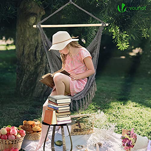 Niña leyendo en el jardín sentada en la Silla Colgante con Flecos de Algodón con 2 Cojines, Barra Separadora de Madera, Portátil para Interior y Exterior, Gris VOUNOT 