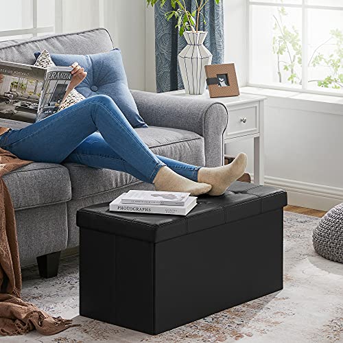 Usa como reposapiés junto al sofa la  Otomana Puff de Almacenaje de 80 litros y carga hasta 300 kg. Elaborado en PVC negro acolchado ideal en sala de estar, dormitorio o entrada. LSF105 de Songmics