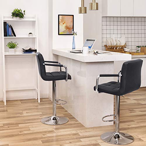 2 Taburetes altos con respaldo Regulables en Altura Giratorios Cromados, de Cuero sintético Negro LJB93B, 38 x 44,5 x (95-115) cm. Vista en barra de cocina. Songmics