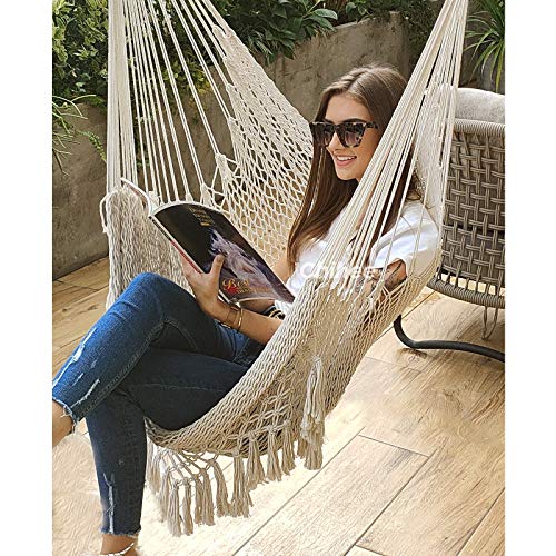 Mujer joven en terraza descansando en una Silla Colgante supergrande de Tejido de Cuerda de algodón Hilado Suave, Barra separadora de Madera Dura Silla Ancha de Encaje giratoria para el Aire Libre. Chihee