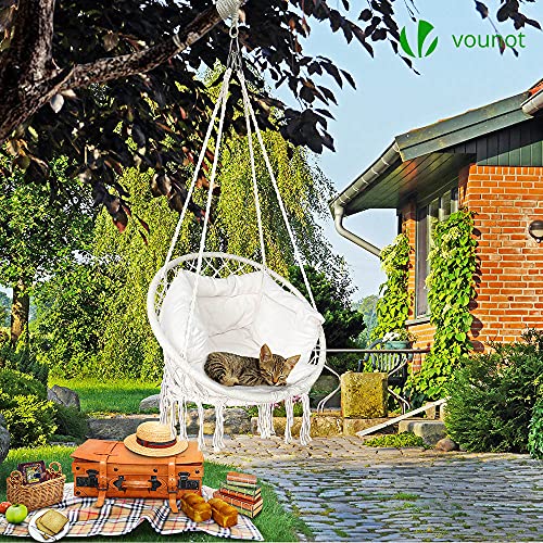Vista de terraza con la Silla Colgante de Exterior con Flecos y Cojines, Kit de Suspensión, Ø80cm para Interior y Exterior, Beige. VOUNOT 