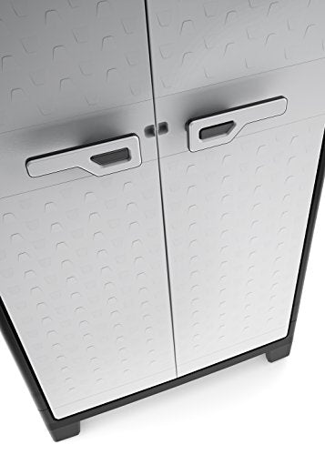 Detalle de puertas con tiradores del armario Titan de Keter