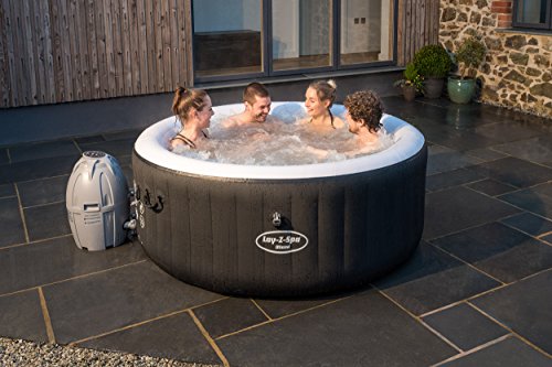 Amigos  con baño de burbujas en el patio dentro del Spa Bestway Miami 54123 Lay Z Hinchable para 2-4 Personas. Bestway
