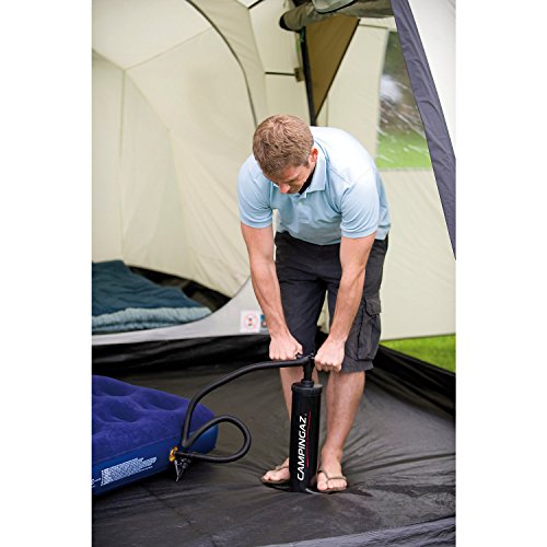 Inflador manual Campingaz Negro. Vista de hinchado de colchón.