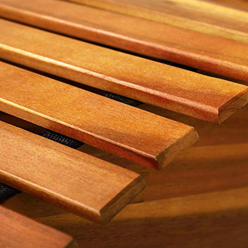 Detalle de la madera de acacia de la tumbona mecedora Casaria