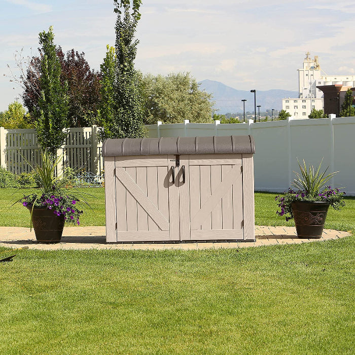 Arcón grande para exterior multiuso ultrarresistente 190 x 106 x 131 cm con protección UV 100. Vista en jardín. 60170 LIFETIME