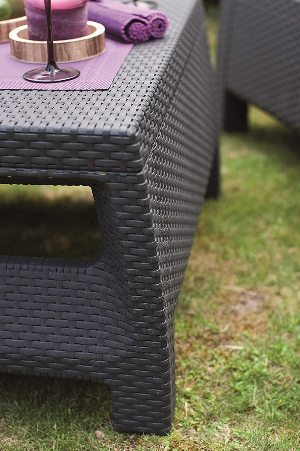 Conjunto de jardín de 4 plazas: 1 asiento doble y 2 sillones individuales con cojines y 1 mesa baja en ratán grafito. Detalle de mesa color grafito. Corfu. Keter