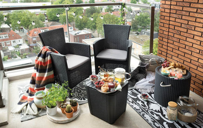 Conjunto de terraza o balcón Keter Iowa con 2 sillones y mesa Luzon en rattán, con cojines incluidos, Capuchino. Conjunto grafito en balcón. Keter
