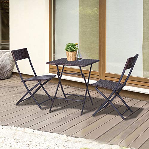 Conjunto de 3 Piezas de Ratán Juego de 2 Sillas y Mesa para Patio Balcón Jardín Plegable Diseño Trenzado Elegante Mesa de 60x60x72 cm Color Marrón. Vista de conjunto en terraza. Outsunny