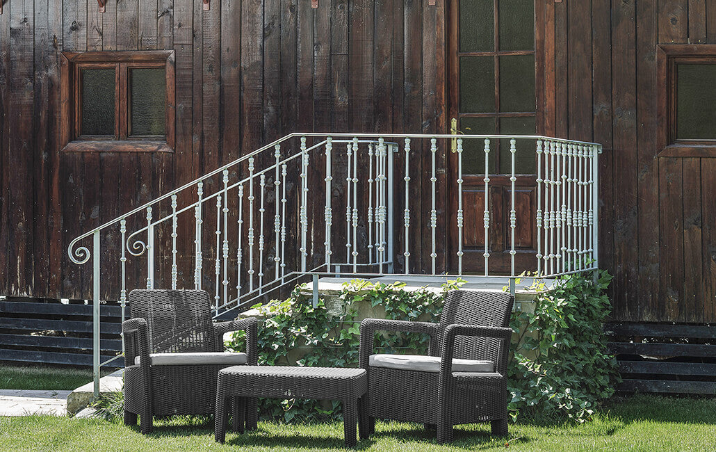 Conjunto muebles Tarifa con cojines incluidos, Color marrón en patio exterior. Balcony Keter