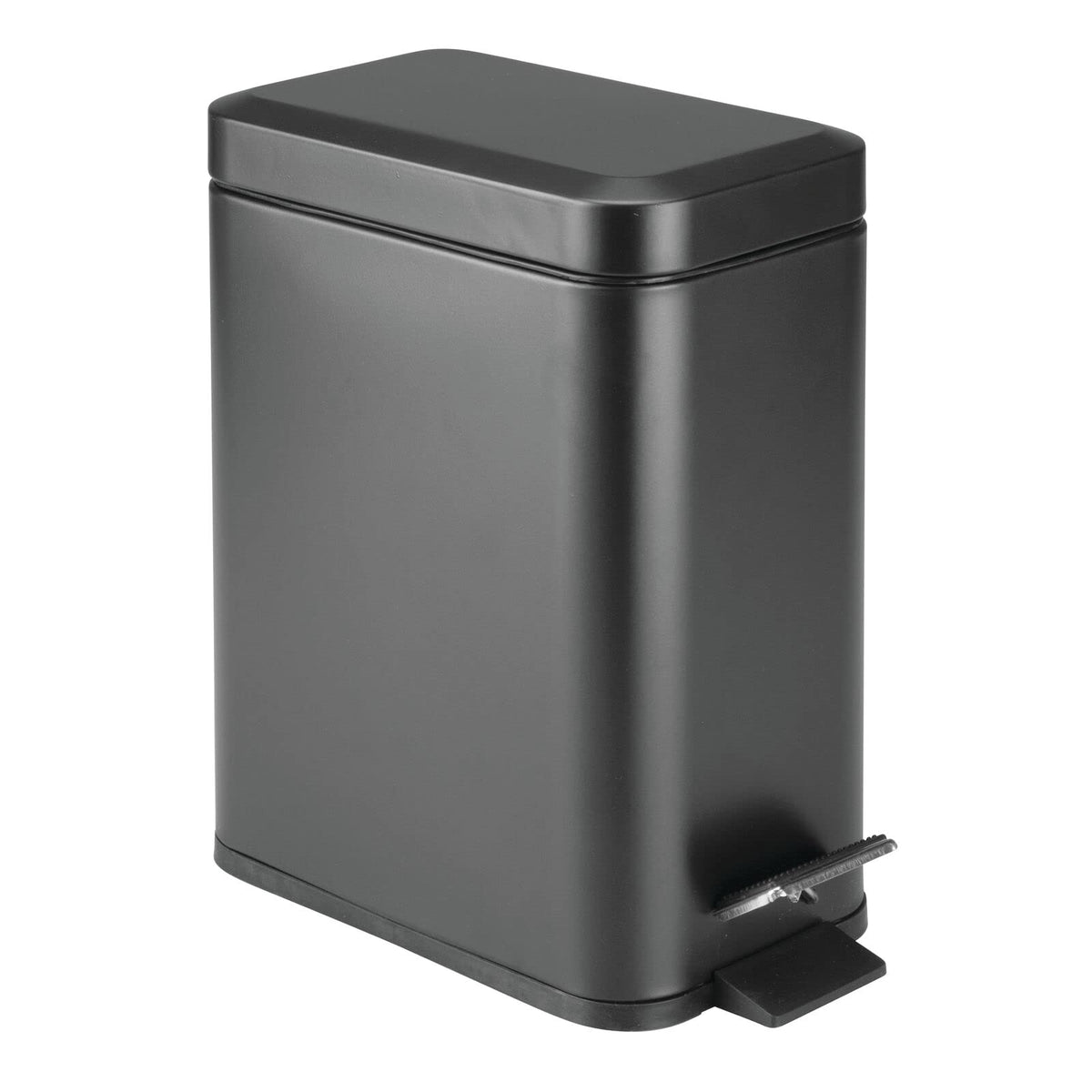 Cubo papelera de basura negra para despacho, baño o cocina sobre fondo blanco