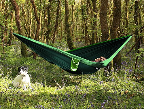 Joven descansando en su Hamaca Colgante 270 x 140cm hasta 300 kg Ultra Ligera de Nylón de Paracaída Portátil y Transpirable, Ideal para Viaje Jardín, Camping (Color Verde). Eastshining