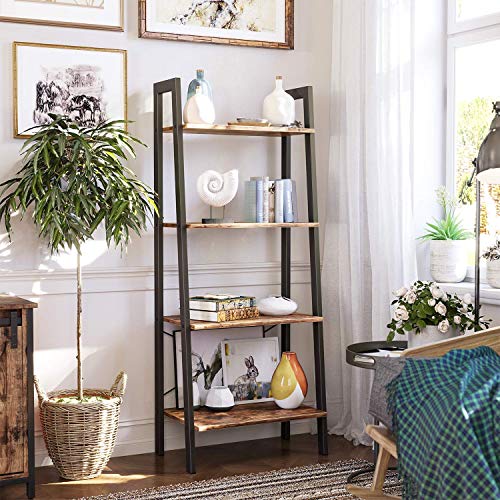 Vista en salón de Estantería de estilo Industrial tipo Escalera con 4 niveles de Almacenaje, Estable Marco Metálico para Sala de Estar. Montaje Fácil, Marrón Rústico y Negro LLS44X. VASAGLE