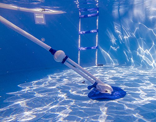 En piscina en acción el Limpiafondos automático para piscina, con potencia mínima de 3/4 CV (0.75 CV)  19001 Classic Vac. Gre