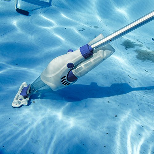 En acción limpiando un fondo de piscina el Limpiafondos manual Eléctrico para Piscina VCB10 Electric Vac, 37 l/h, 25 W. Gre