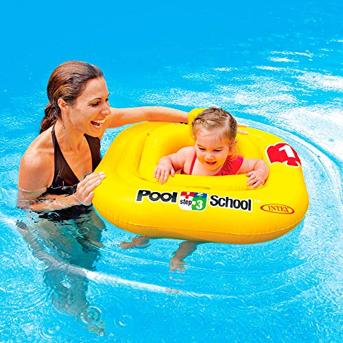 Vista de mamá y niña en piscina con Flotador Hinchable de seguridad para bebé de 1 a 2 años.  56587EU - Intex