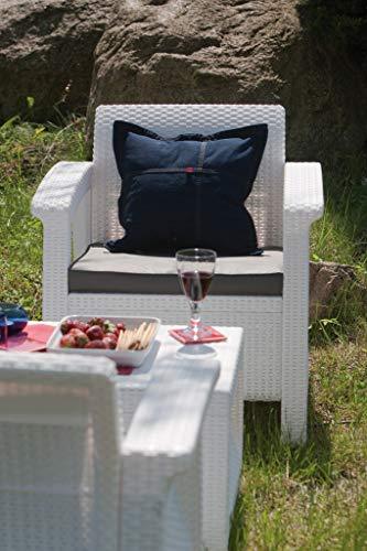 Conjunto de jardín de 4 plazas: 1 asiento doble y 2 sillones individuales con cojines y 1 mesa baja en ratán blanco Detalle de sillón individual blanco en jardín. Corfu. Keter