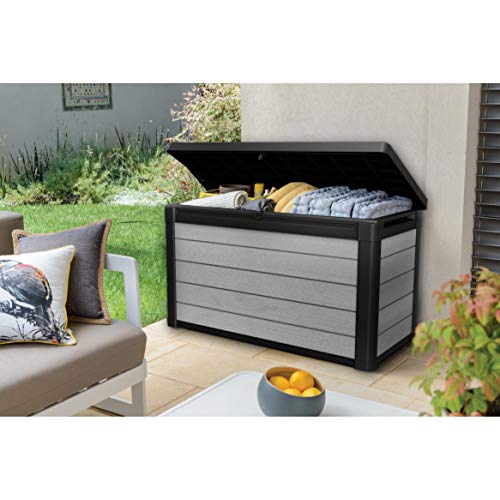 Arcón Exterior Denali 100, 390 litros, gris, 122.9 x 62.1 x 70.6 cm. Keter. Detalle en ambiente con tapa abierta
