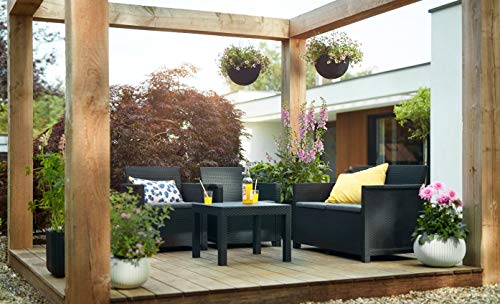 Conjunto jardín 4 plazas. 1 Sofá de 2 plazas + 2 sillones + mesa baja Emma, color grafito. Vista de conjunto en terraza exterior. Keter