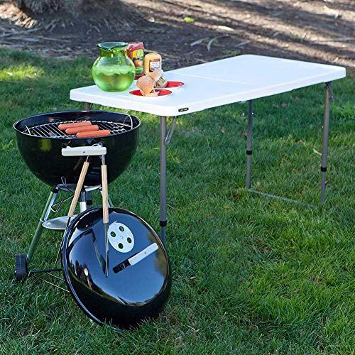 Ambiente de barbacoa en el jardín con la Mesa plegable en maleta multiusos ultrarresistente, UV100, 122x61x56 - 91,5 cm. 4428 LIFETIME