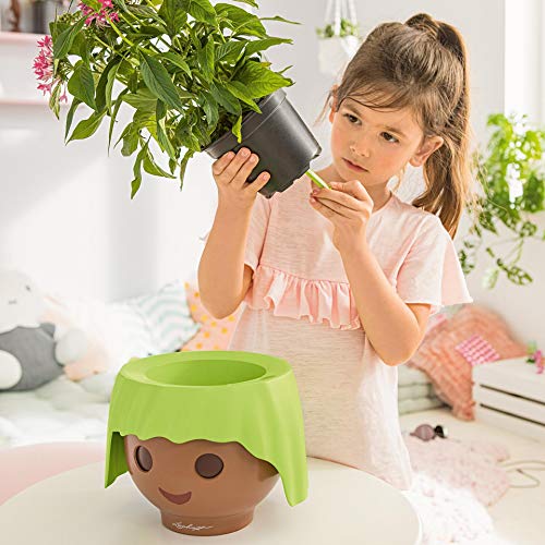 Macetero OJO Ocean Blue con diseño de cabeza de muñeco Playmobil en interior con niña checkeando el drenaje de plantita