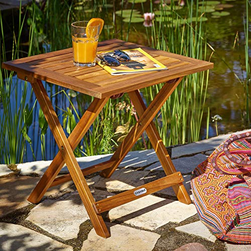Vista en patio de la  Mesa Auxiliar de jardín Madera de Acacia de café para Exterior Plegable 46x46 cm terraza Patio. Casaria