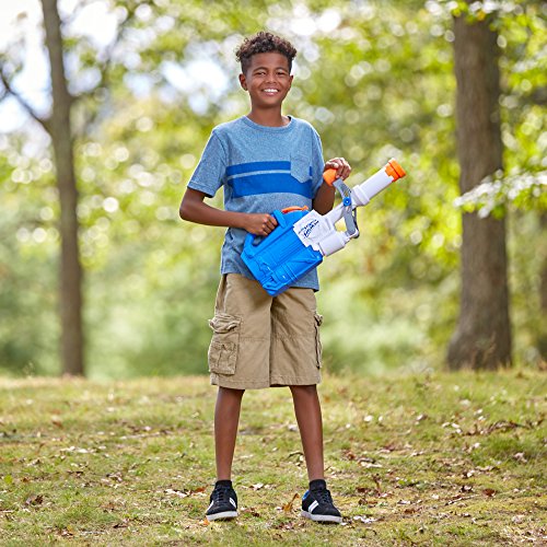 Niño jugando con su Pistola gigante de agua bazooka Nerf Soa Soakzooka E0022EU5. Hasbro