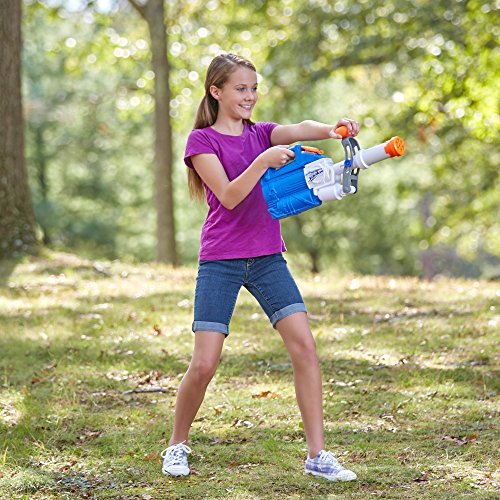 Niña jugando con su Pistola gigante de agua bazooka Nerf Soa Soakzooka E0022EU5. Hasbro