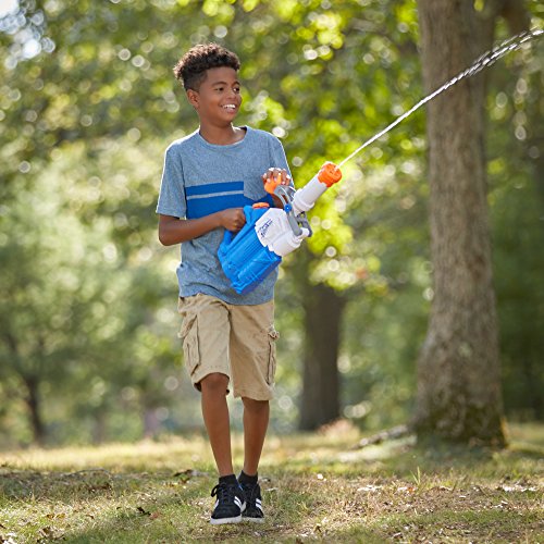 Niño jugando con su Pistola gigante de agua bazooka Nerf Soa Soakzooka E0022EU5. Hasbro