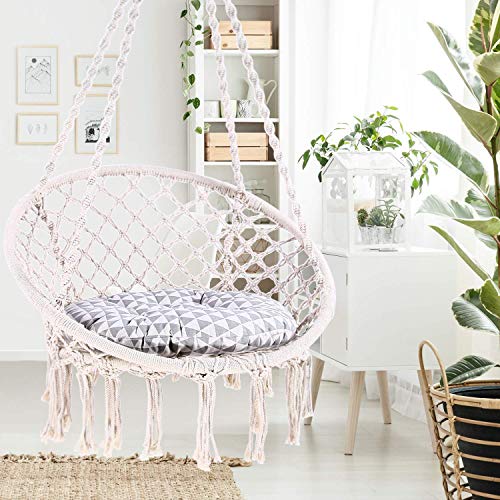Vista en salón de la Silla Colgante con cojín Suave y Kit de Montaje para Colgar, Duradero, Fabricado con Cuerda de macramé de algodón 100%  para Interior. Ohuhu