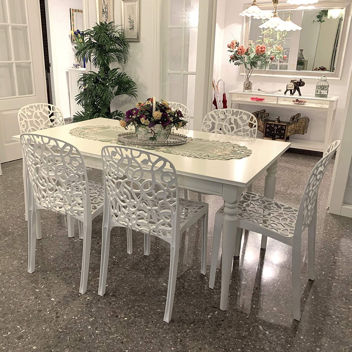 Vista en comedor interior con 6 Sillas apilables de interior exterior Flora. 87x50x47 cm, blanco, hecho en España. Shaf