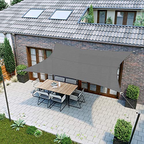 Vista de bonito patio con la sombra del Toldo Vela de Sombra 3x3 m para Jardín, Resistente a la Intemperie Protección Solar, PES Poliéster, 93% Bloque UV, Gris Antracita GSH33GYV1. SONGMICS