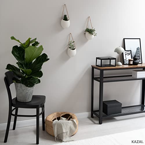 Bonito pack de 3 macetas Kazai para colgar de color blanco con plantitas sobre pared blanca en estancia interior 