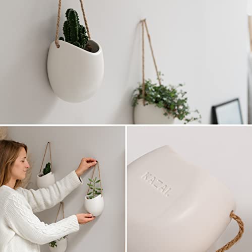 Bonitas imágenes de macetas Kazai: colgadas con plantitas sobre pared en ambiente interior, mujer joven colgando una maceta y detalle de marca en maceta