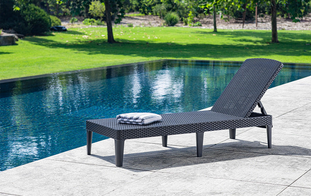 Tumbona keter Jaipur color grafito. Ambiente exterior junto a piscina