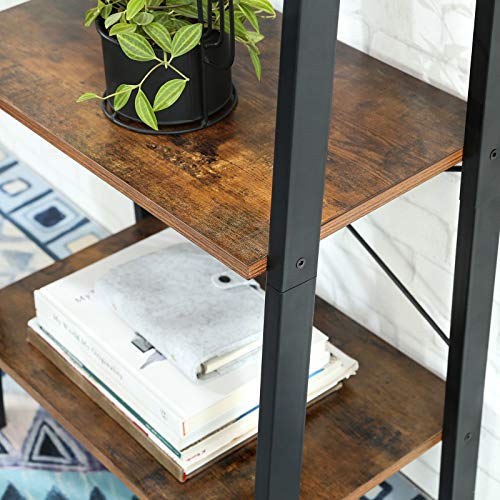 Vista de ambiente con detalle de Estantería de estilo Industrial tipo Escalera con 4 niveles de Almacenaje, Estable Marco Metálico para Sala de Estar. Montaje Fácil, Marrón Rústico y Negro LLS44X. VASAGLE