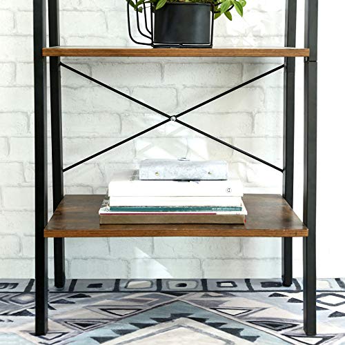 Detalle en ambiente de vista frontal de Estantería de estilo Industrial tipo Escalera con 4 niveles de Almacenaje, Estable Marco Metálico para Sala de Estar. Montaje Fácil, Marrón Rústico y Negro LLS44X. VASAGLE